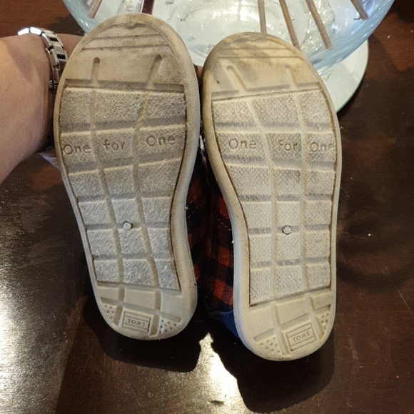 ๐ Toms Black Red Checkered Velcro Toddler Shoes - Picture 6 of 7